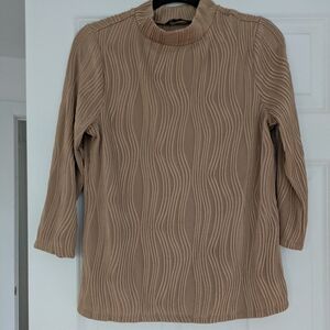 Elegant Robert Louis Textured Waves Top Medium Tan